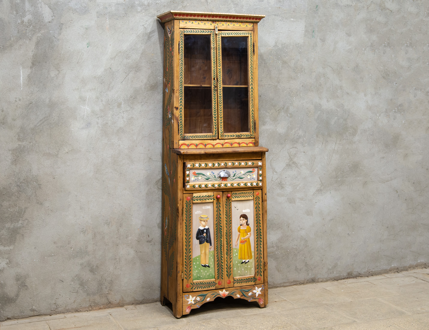 Старинный деревенский буфет с росписью