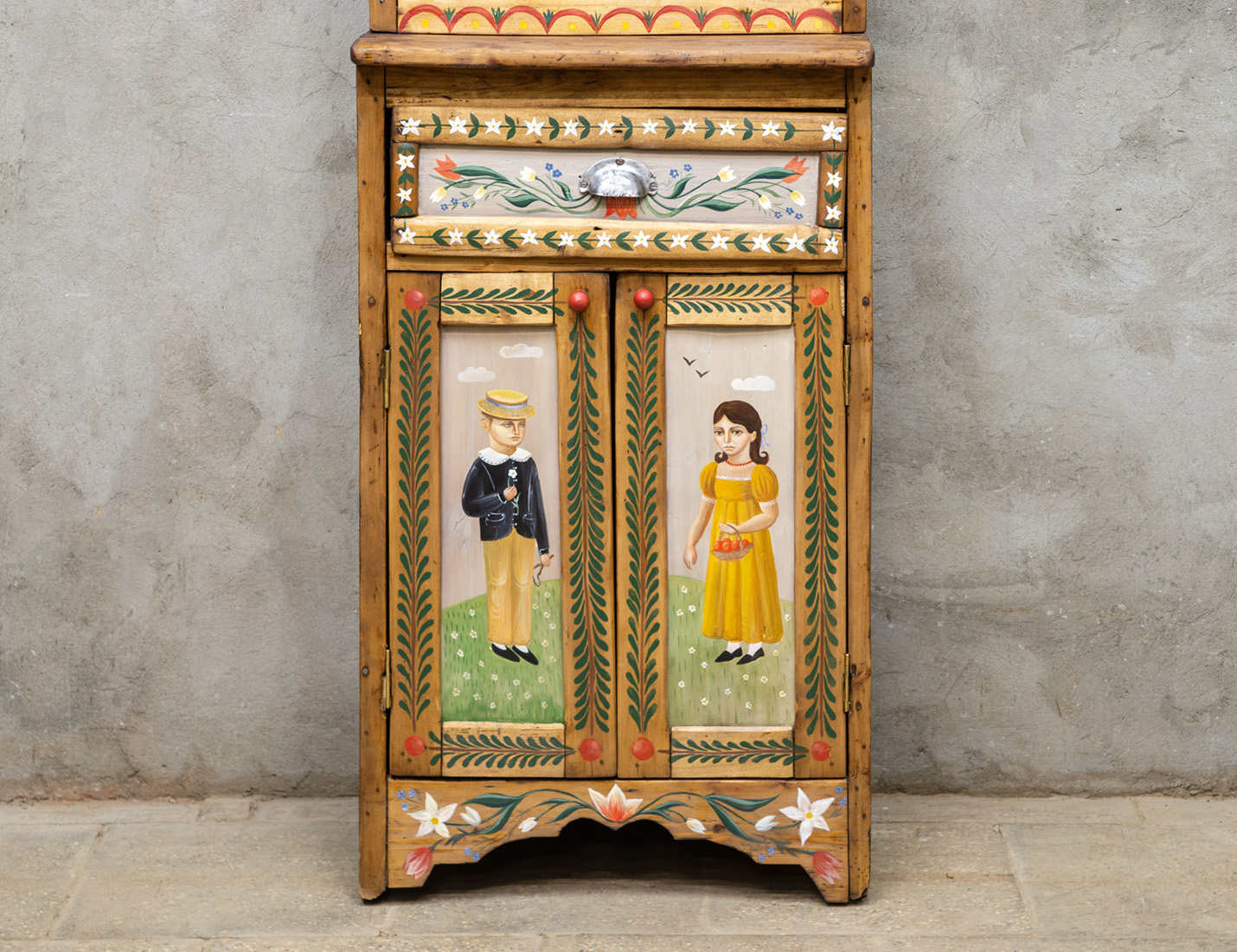 Старинный деревенский буфет с росписью