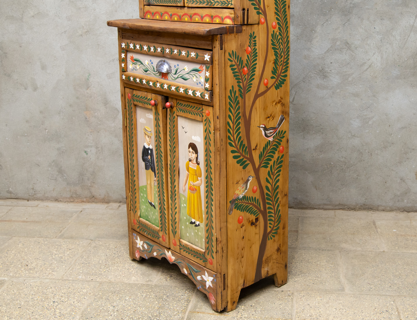 Старинный деревенский буфет с росписью