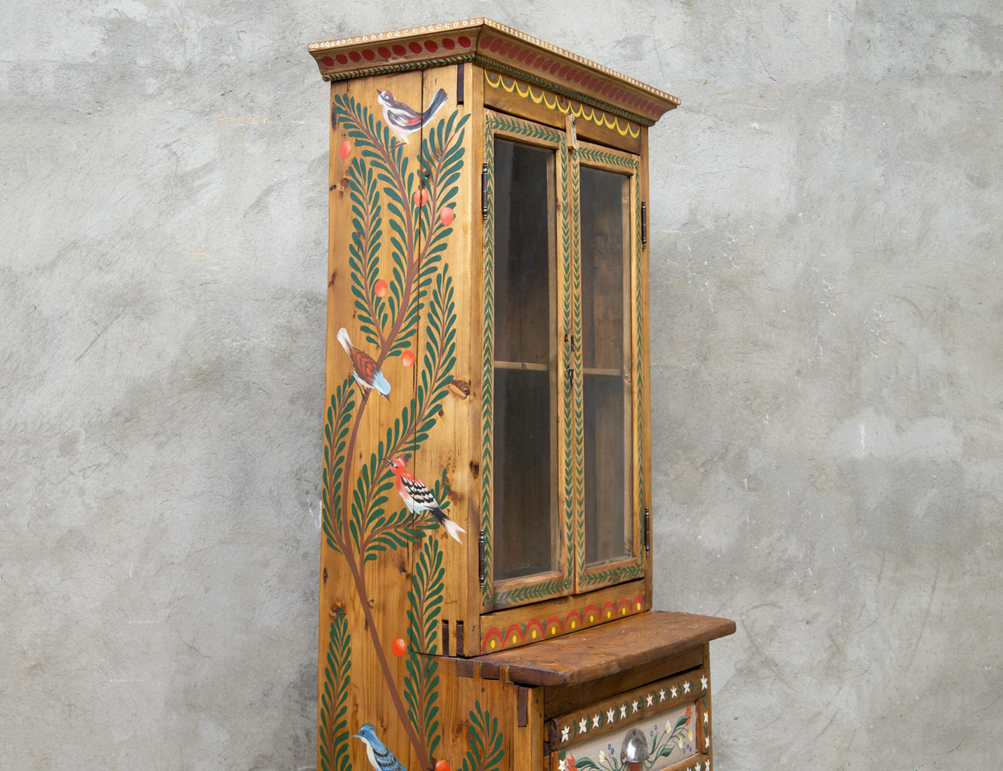 Старинный деревенский буфет с росписью