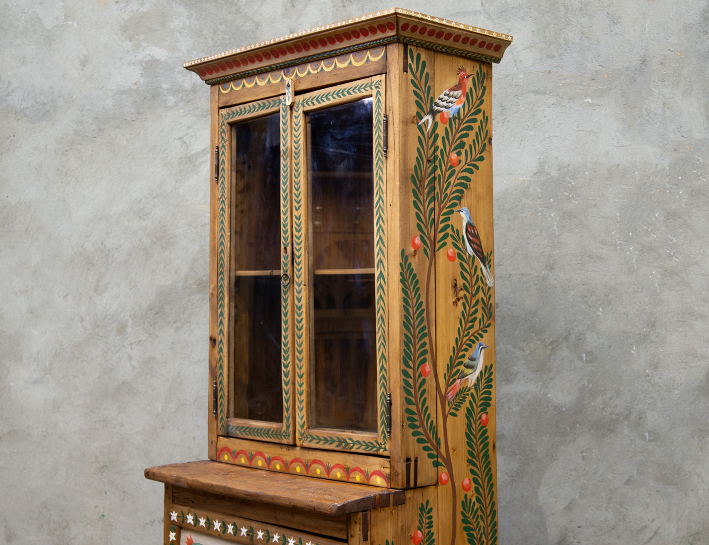 Старинный деревенский буфет с росписью