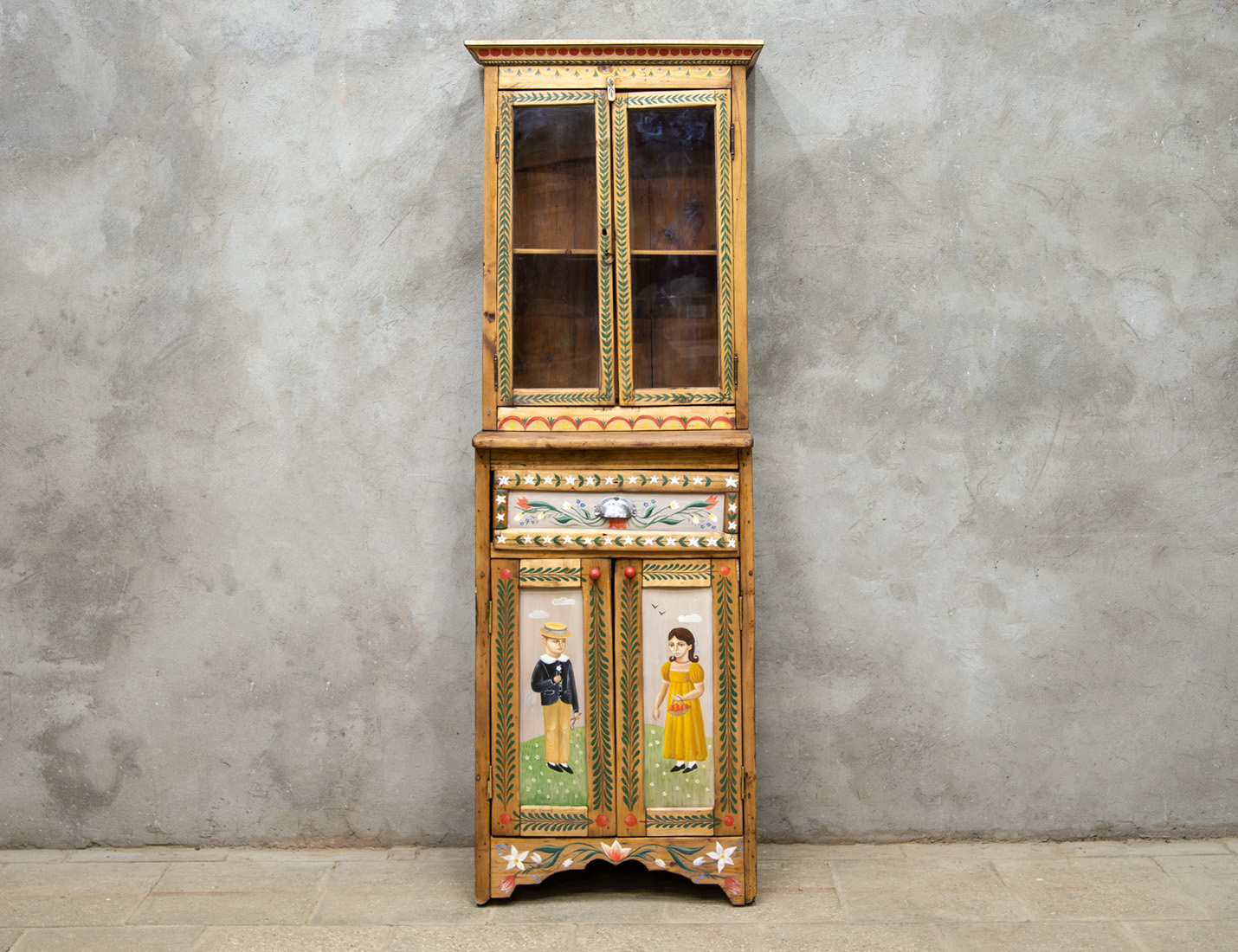 Старинный деревенский буфет с росписью