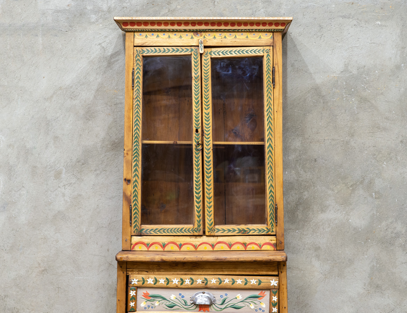 Старинный деревенский буфет с росписью