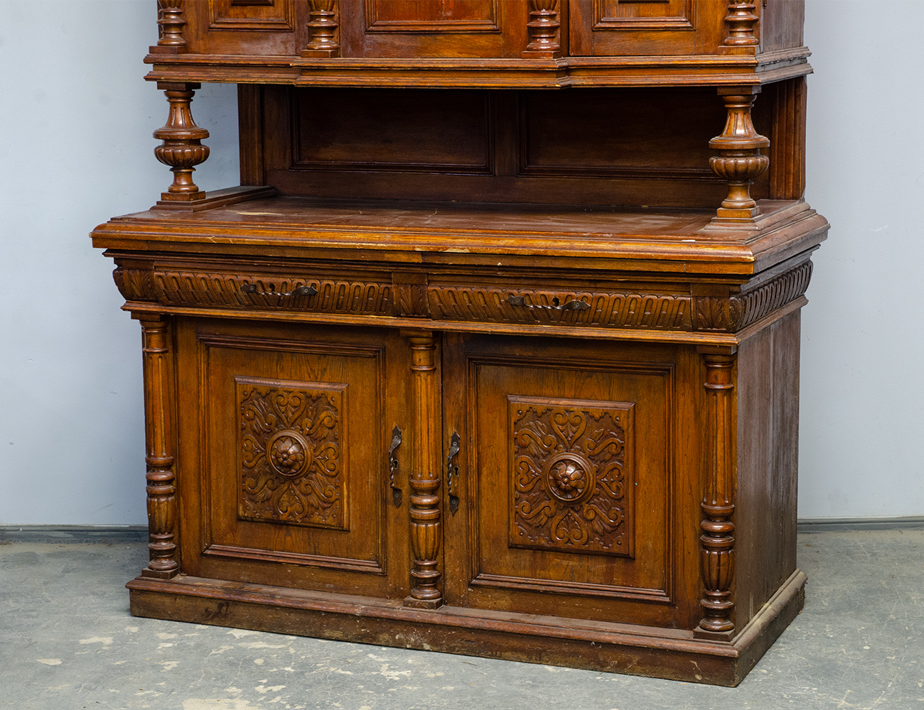 Антикварный дубовый буфет 19 века