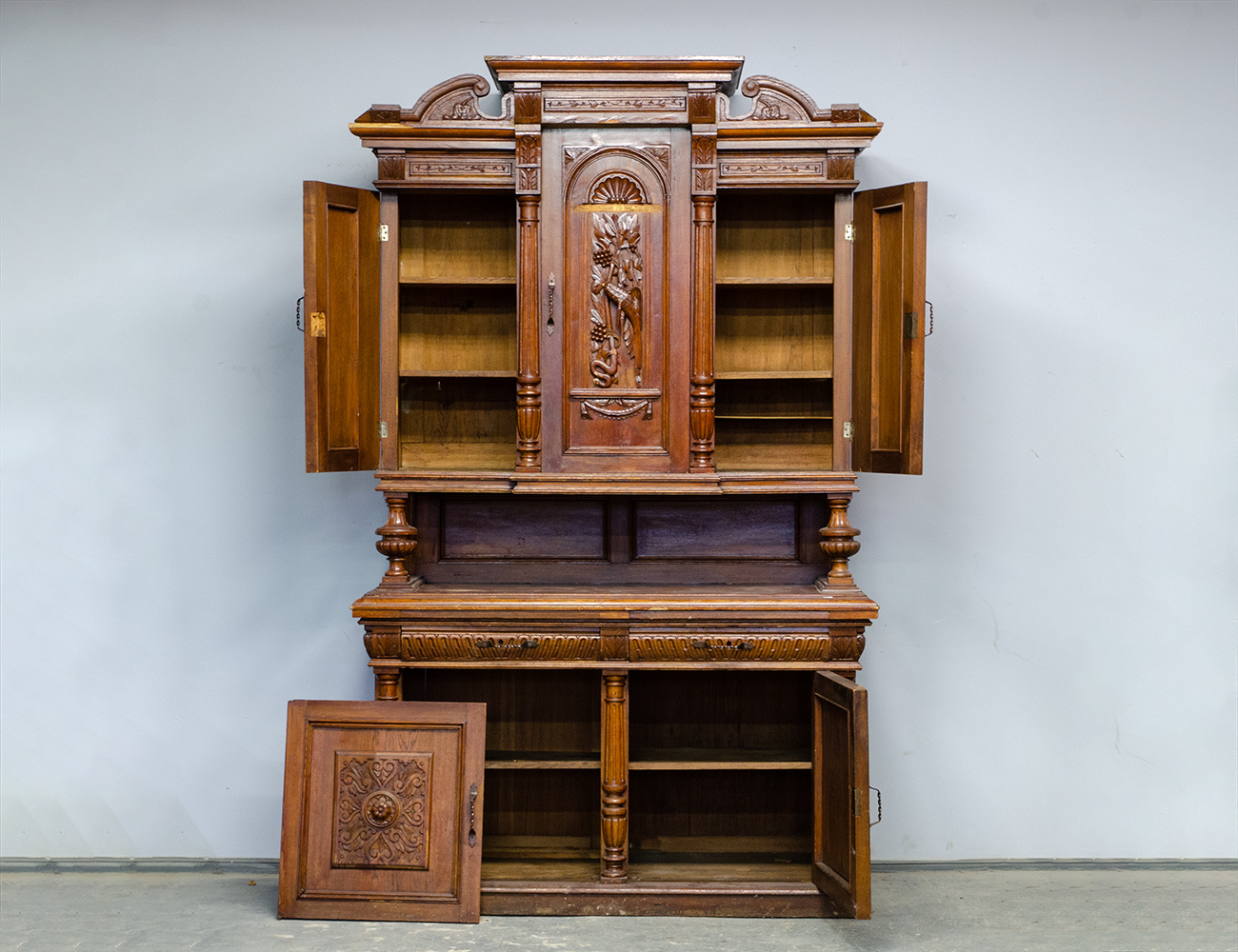 Антикварный дубовый буфет 19 века