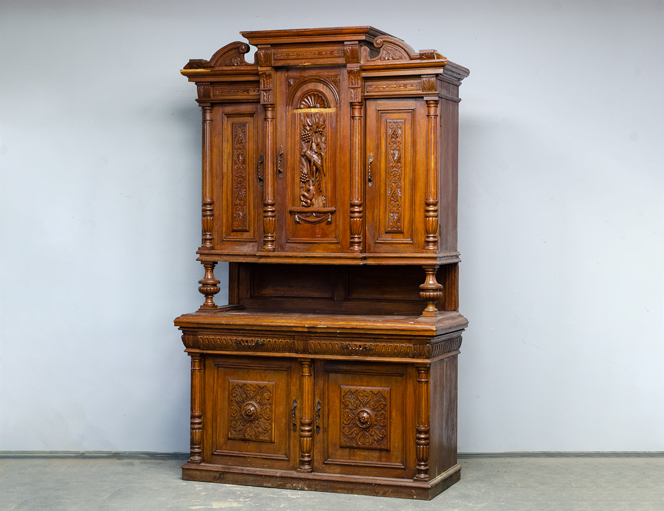 Антикварный дубовый буфет 19 века