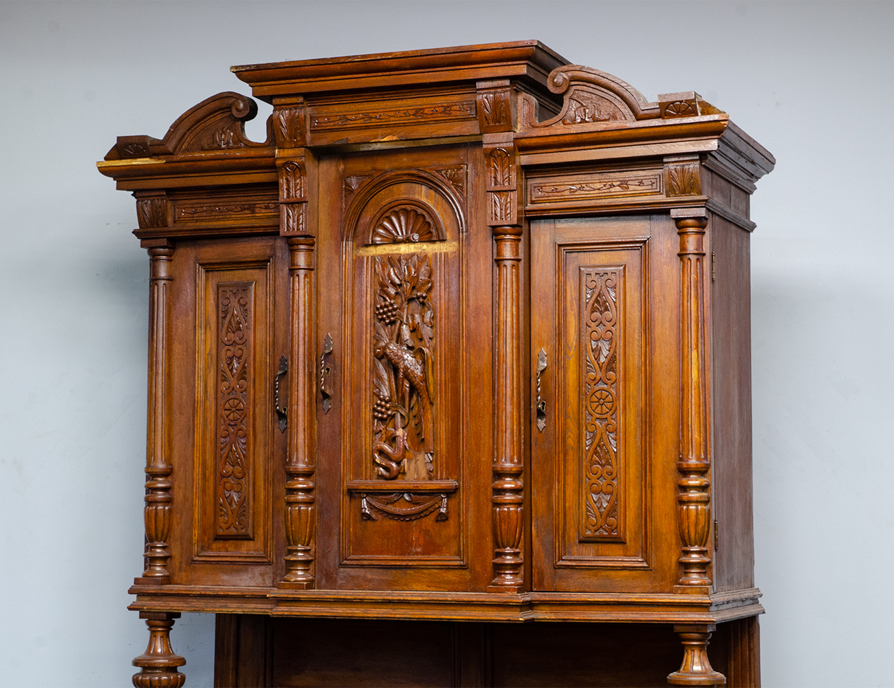 Антикварный дубовый буфет 19 века