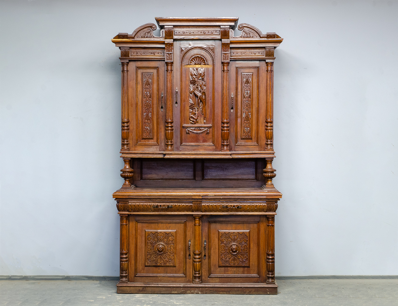 Антикварный дубовый буфет 19 века