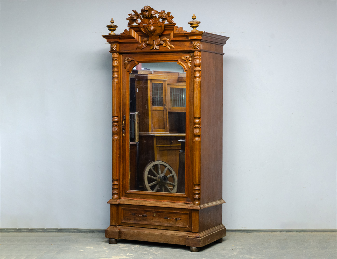 Антикварный ореховый бельевой шкаф 19 века