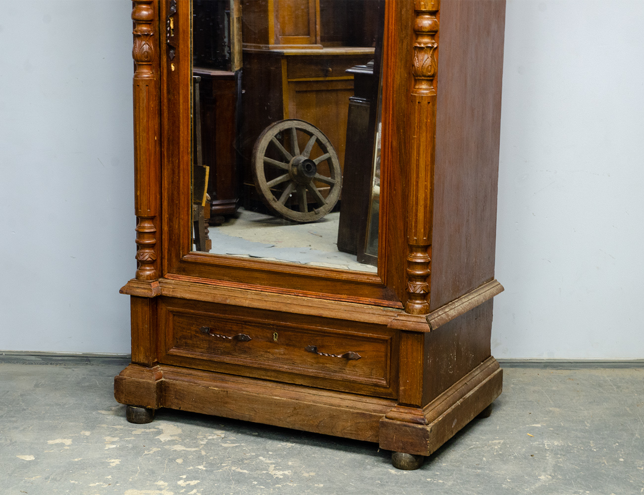 Антикварный ореховый бельевой шкаф 19 века