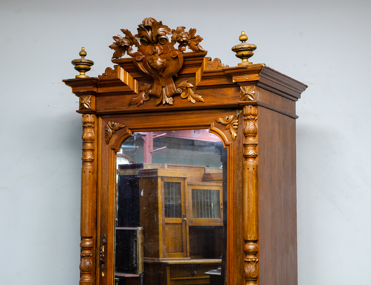 Антикварный ореховый бельевой шкаф 19 века