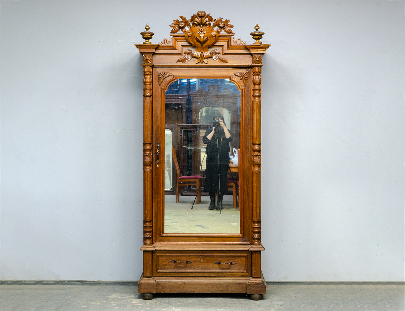 Антикварный ореховый бельевой шкаф 19 века