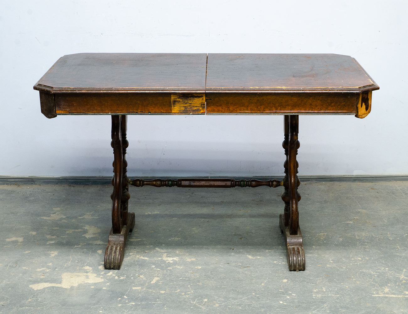 Антикварный обеденный стол 19 века