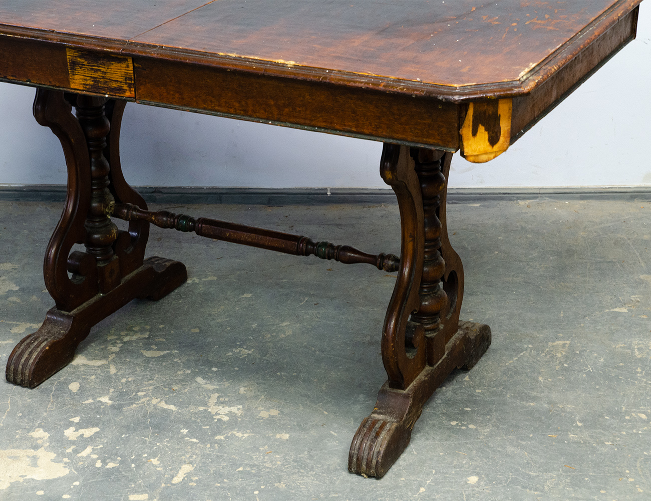 Антикварный обеденный стол 19 века