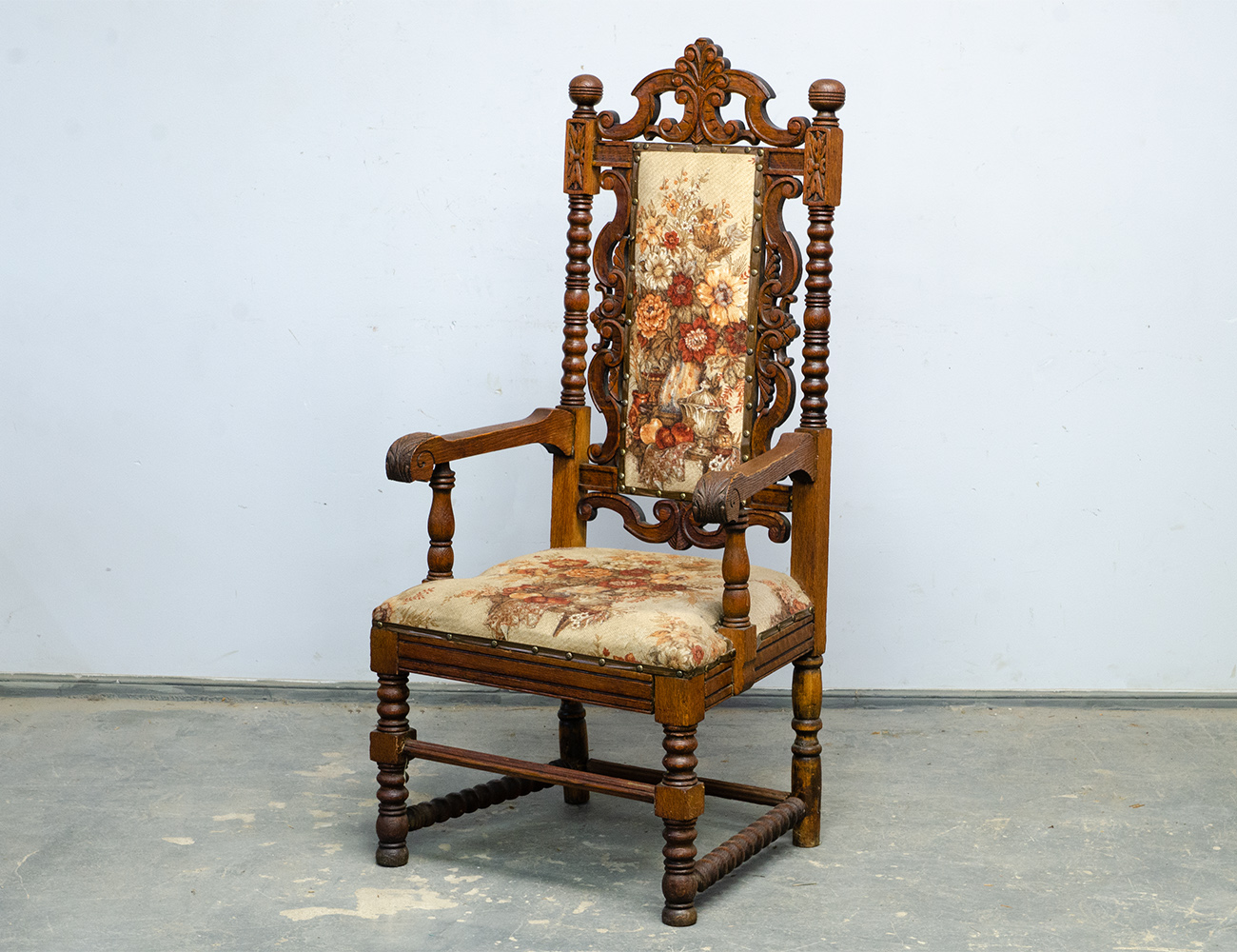 Старинное дубовое кресло-трон