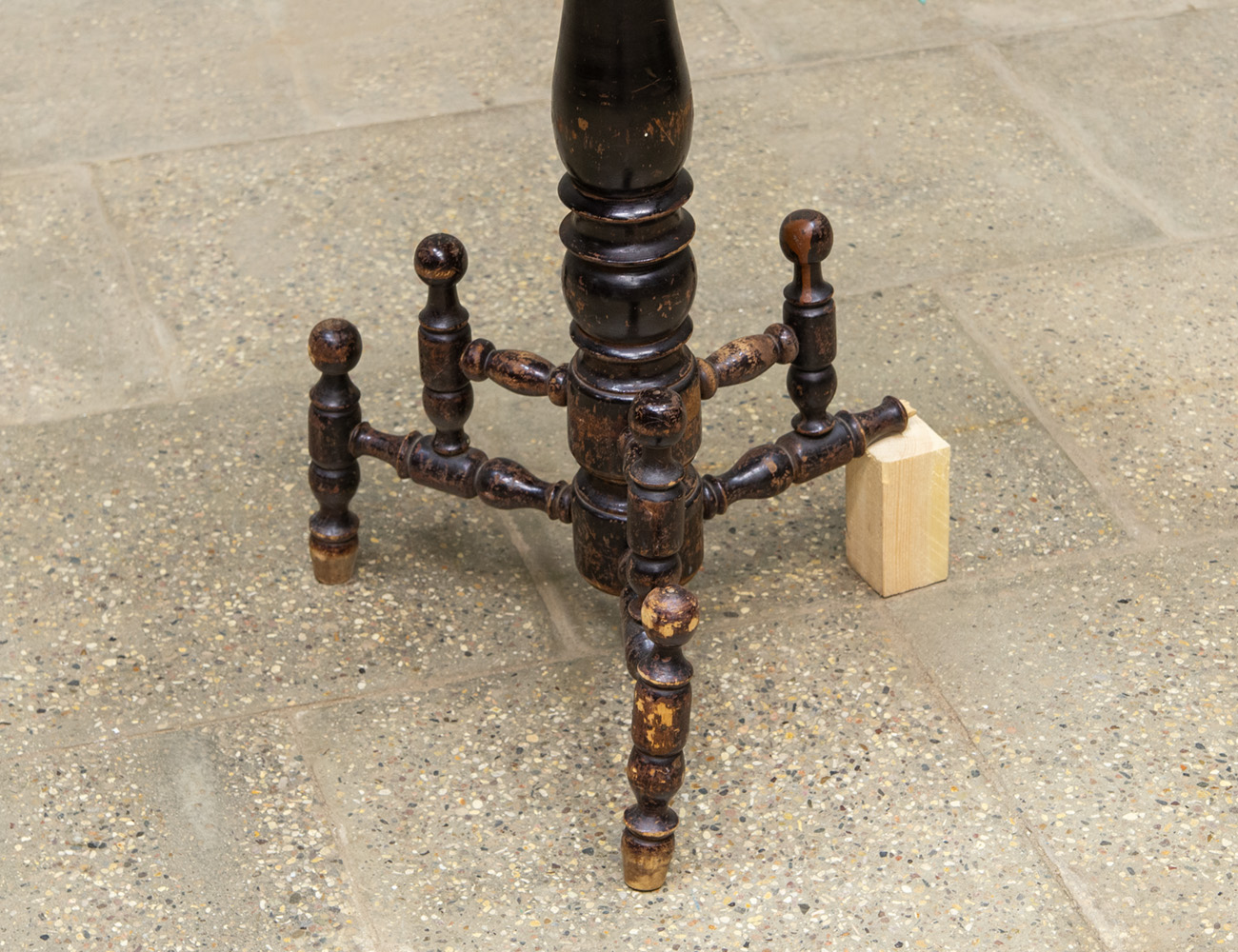 Старинный столик геридон