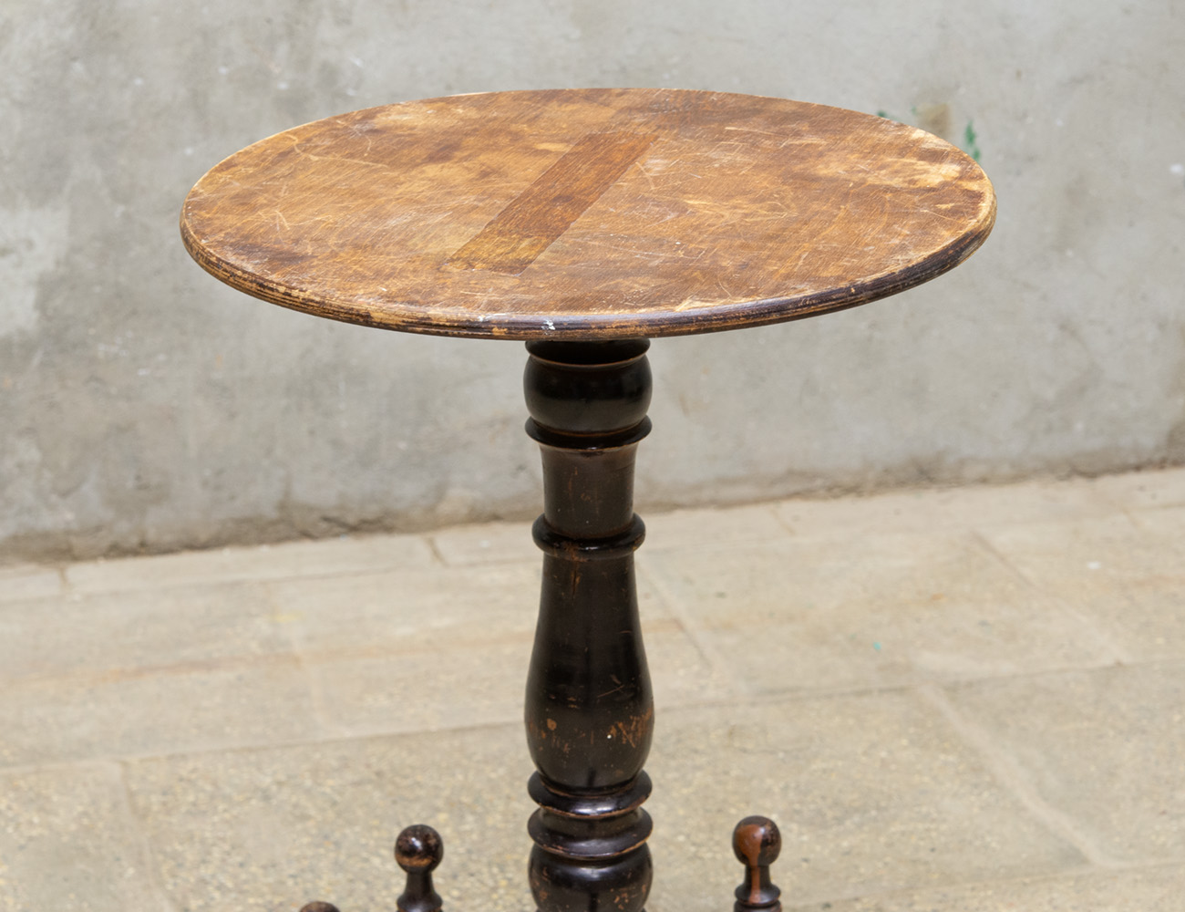 Старинный столик геридон