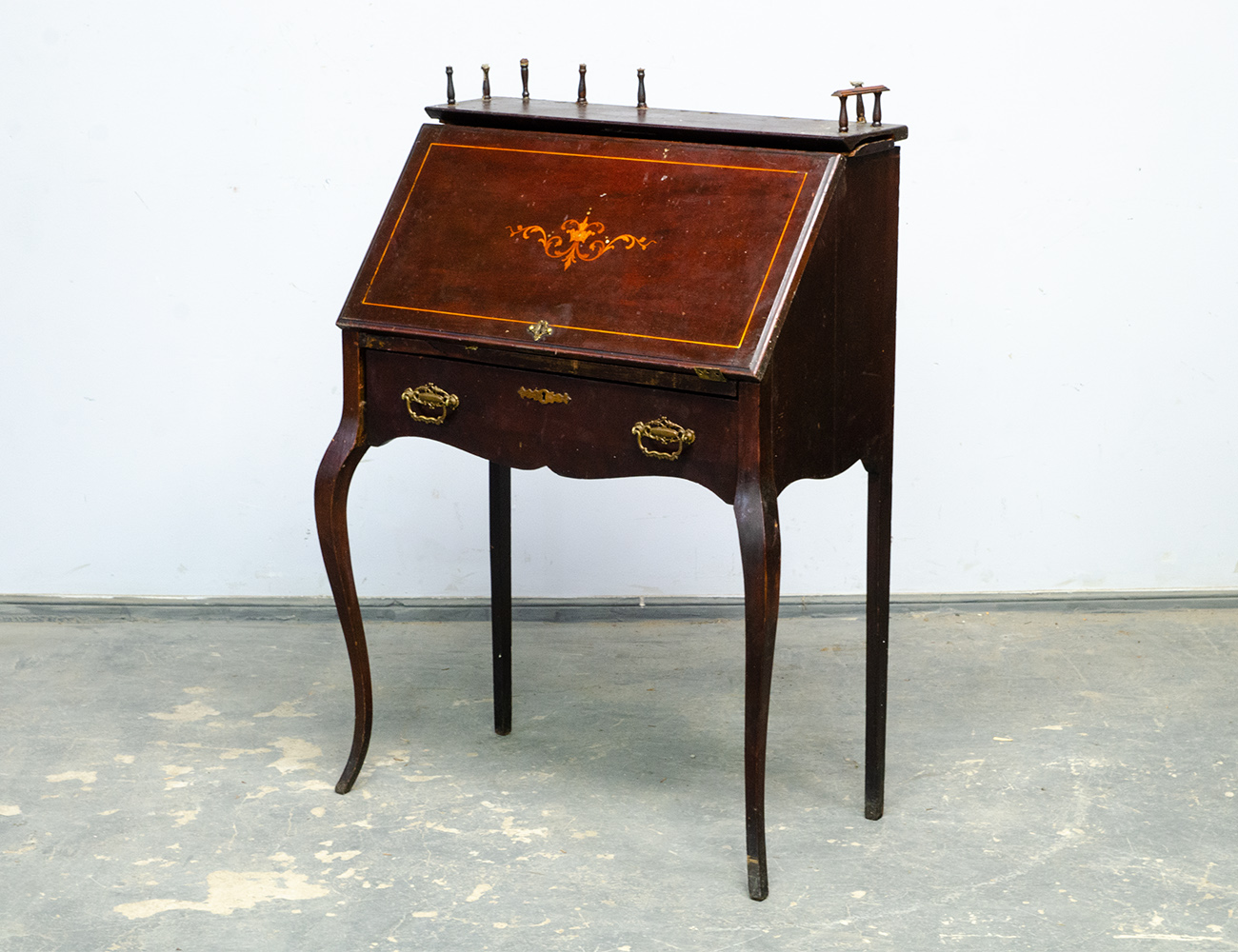 Старинное бюро с маркетри