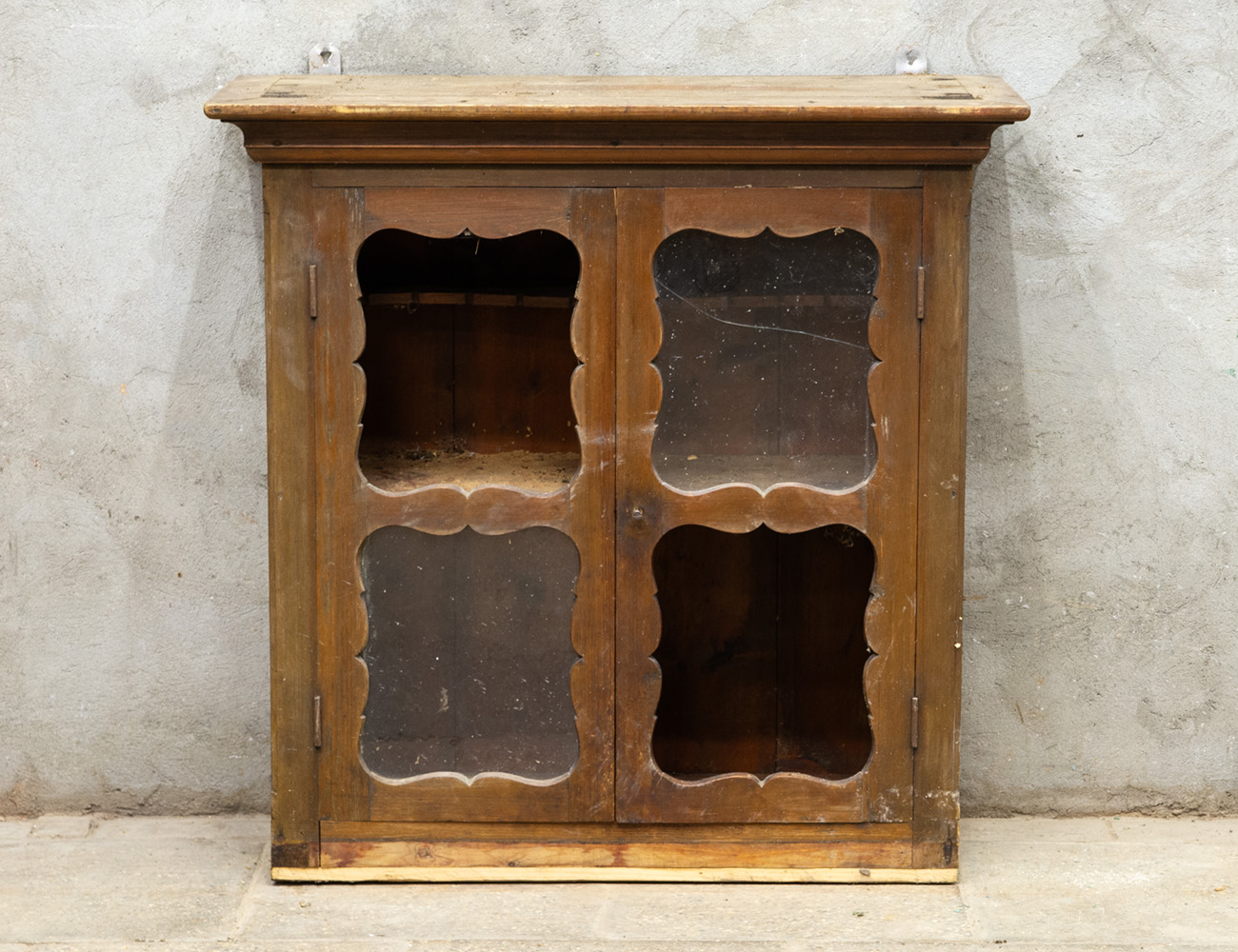 Верх от старинного деревенского буфета