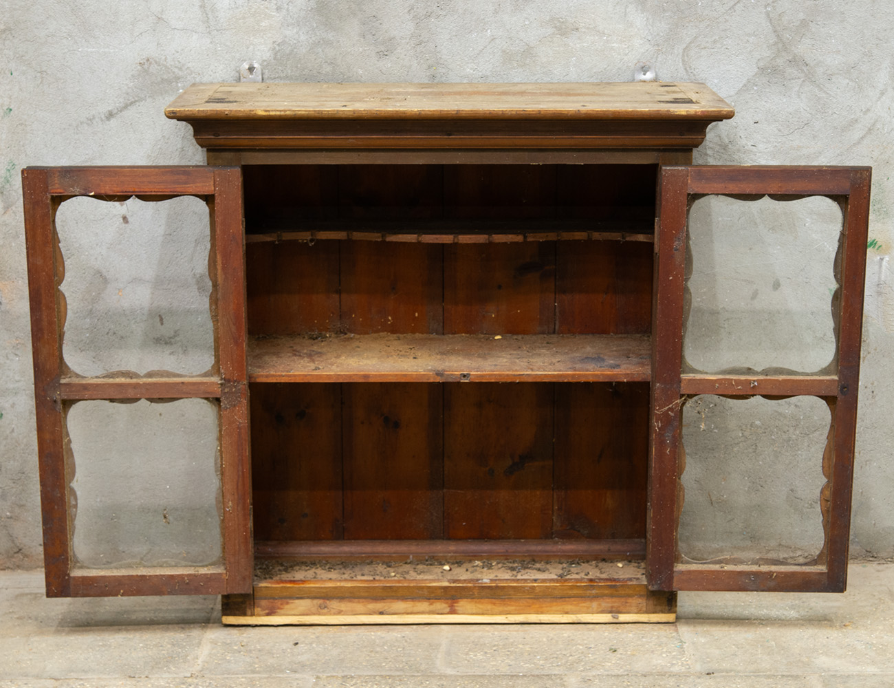 Верх от старинного деревенского буфета