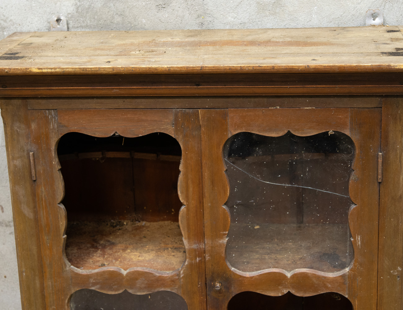 Верх от старинного деревенского буфета