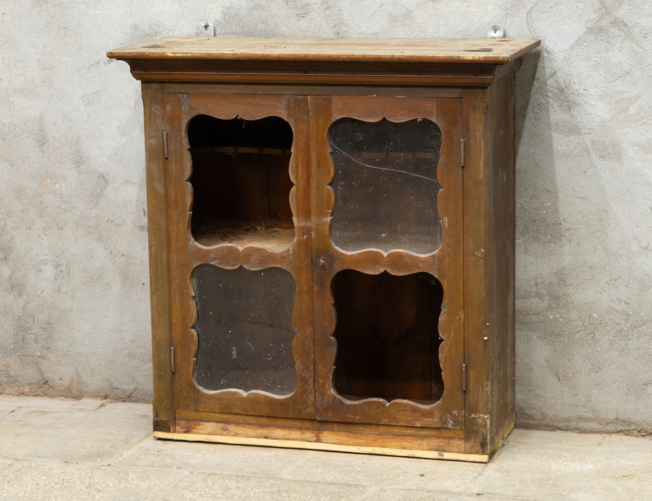 Верх от старинного деревенского буфета