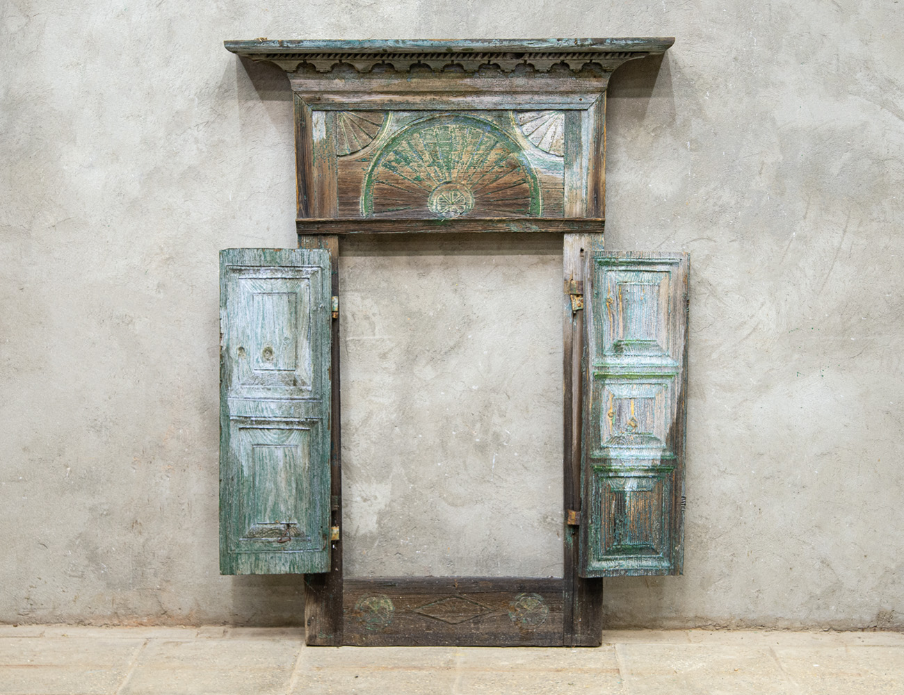 Старинный наличник со ставнями