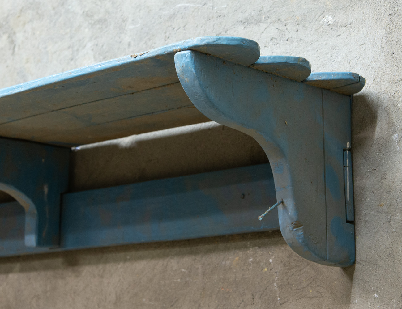 Старинная деревенская навесная полка