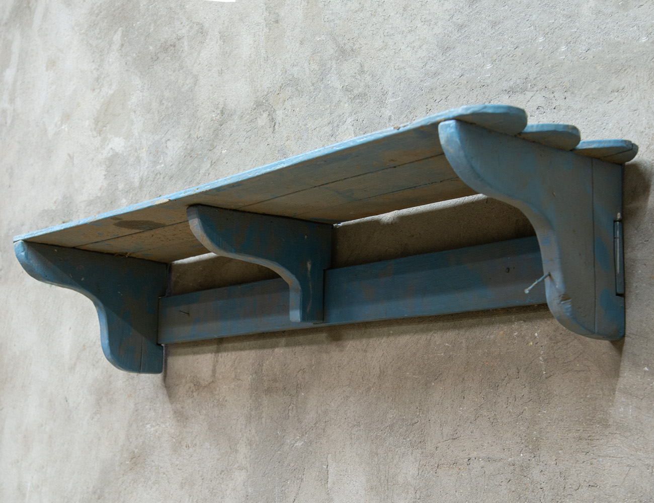 Старинная деревенская навесная полка