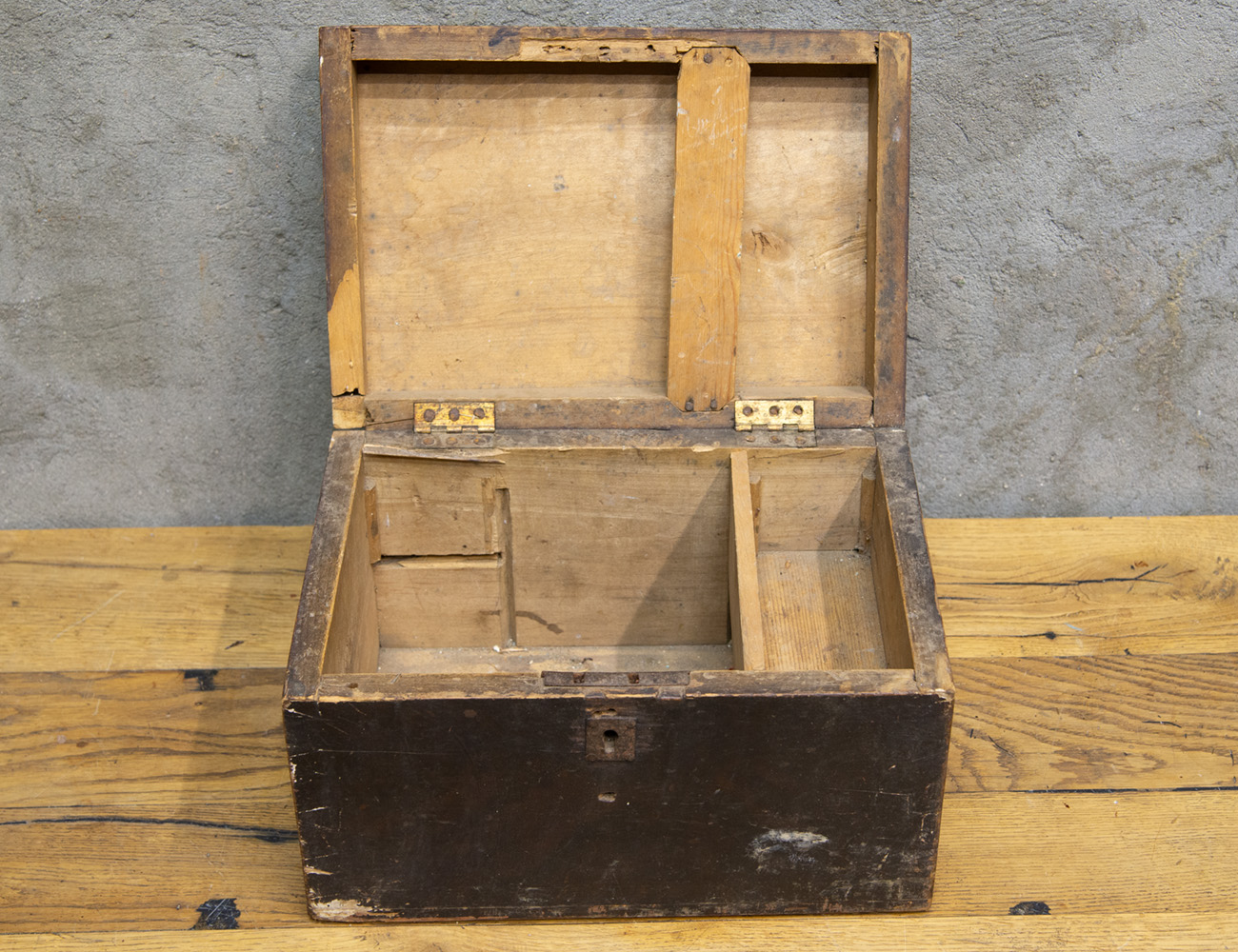 Старинный ларь с тайником