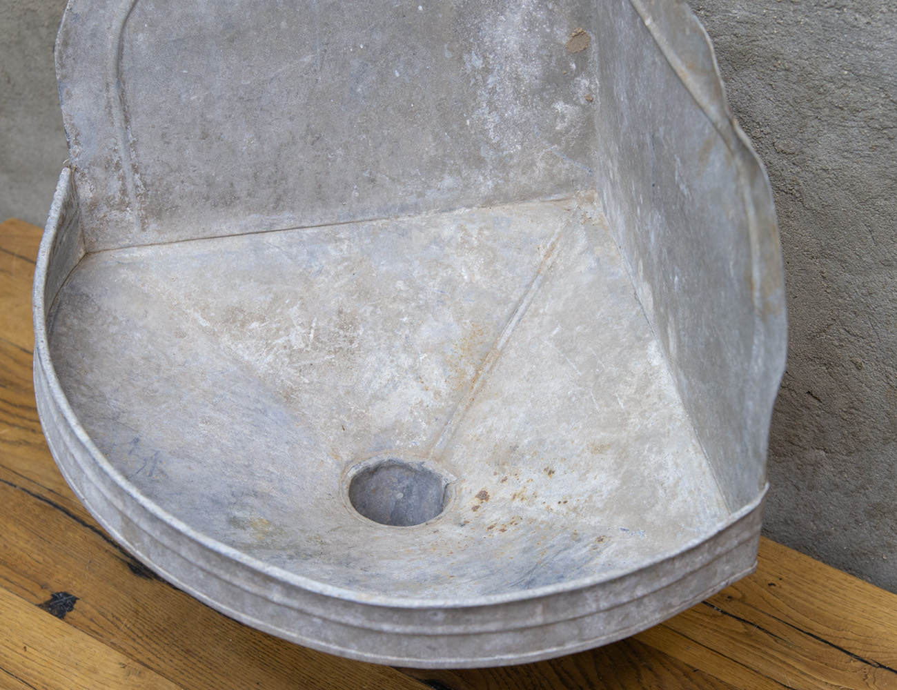 Старинный угловой умывальник