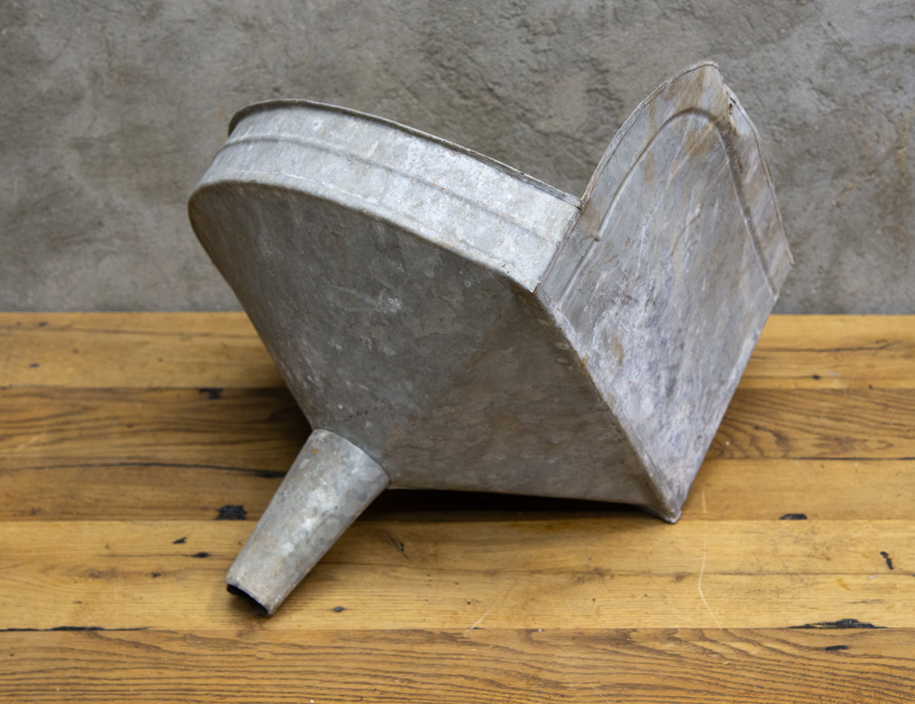 Старинный угловой умывальник