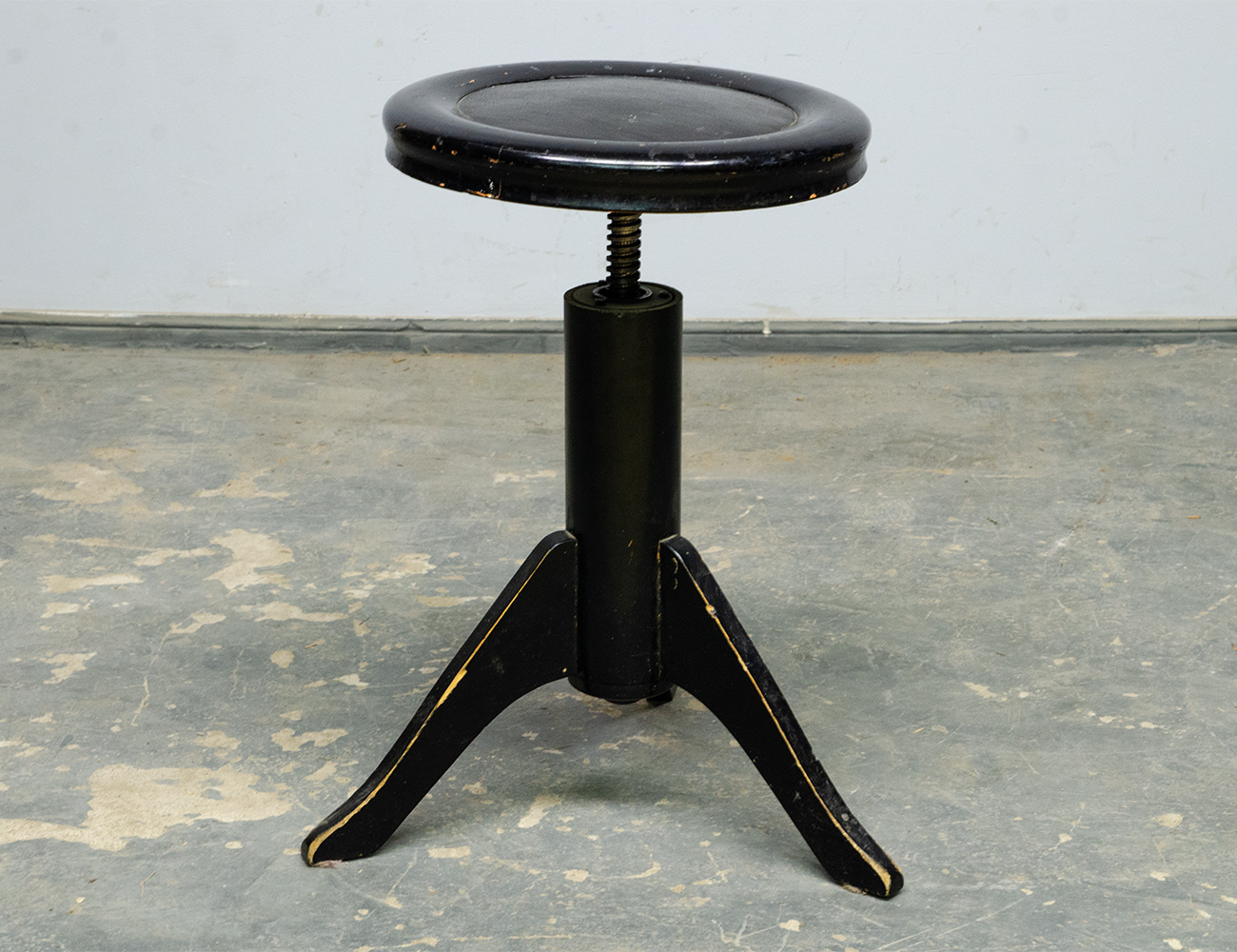 Старинный винтовой табурет