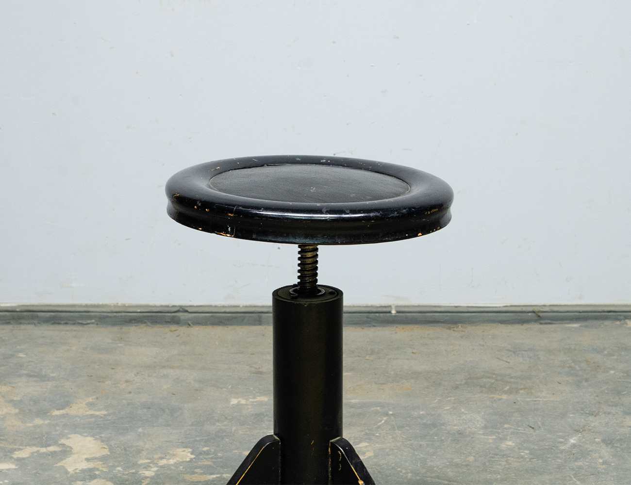 Старинный винтовой табурет