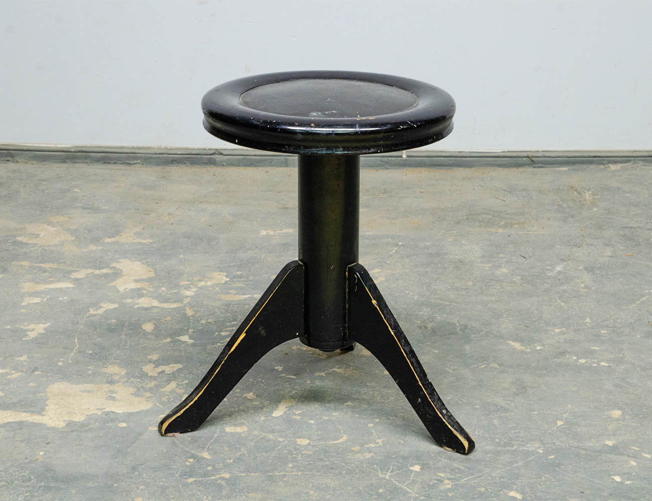 Старинный винтовой табурет