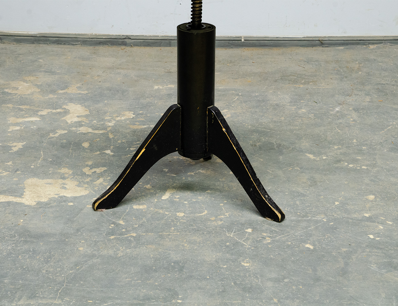 Старинный винтовой табурет