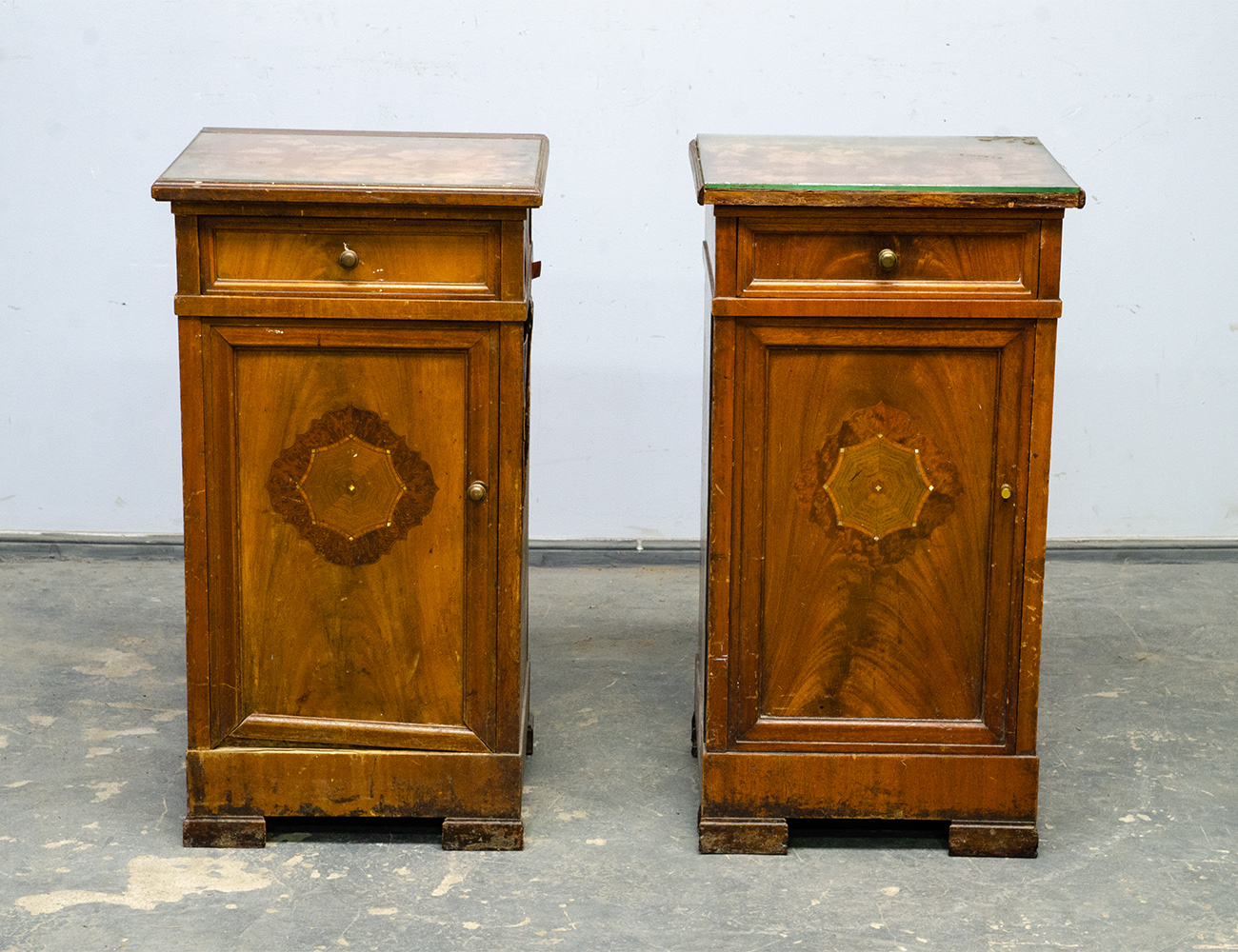 Старинные тумбы красного дерева