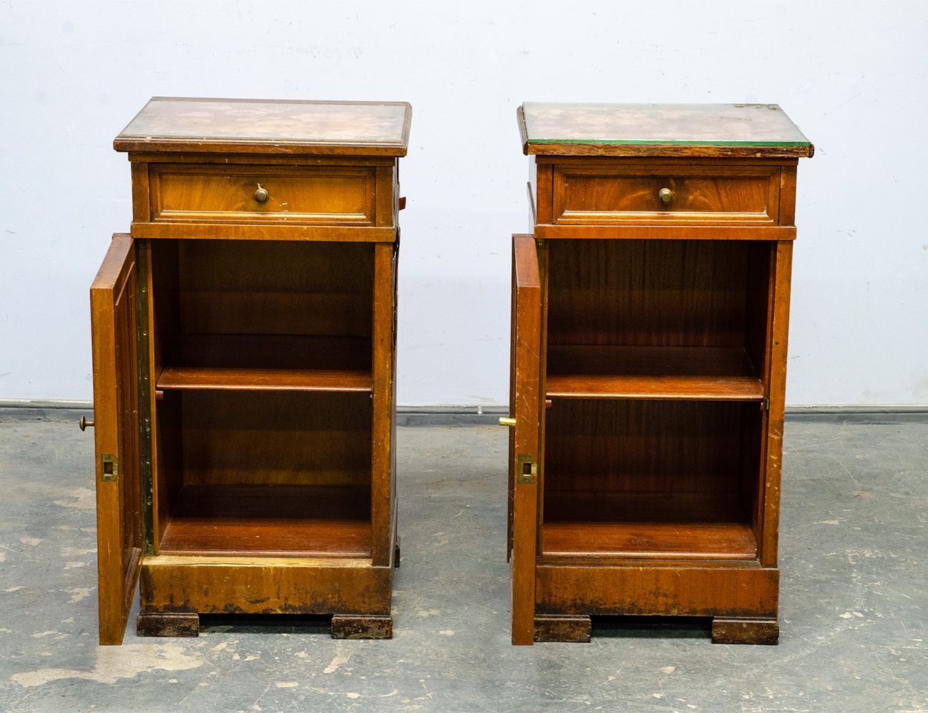 Старинные тумбы красного дерева