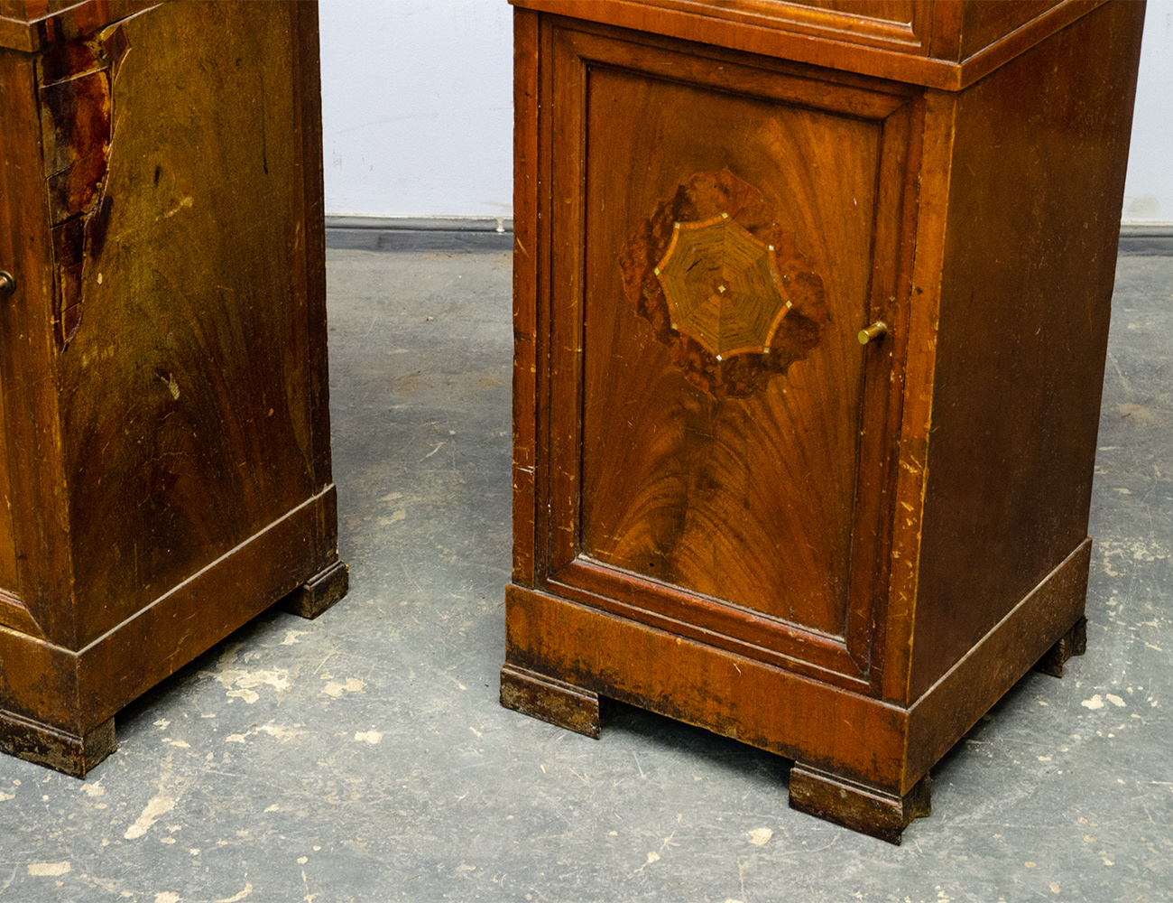 Старинные тумбы красного дерева