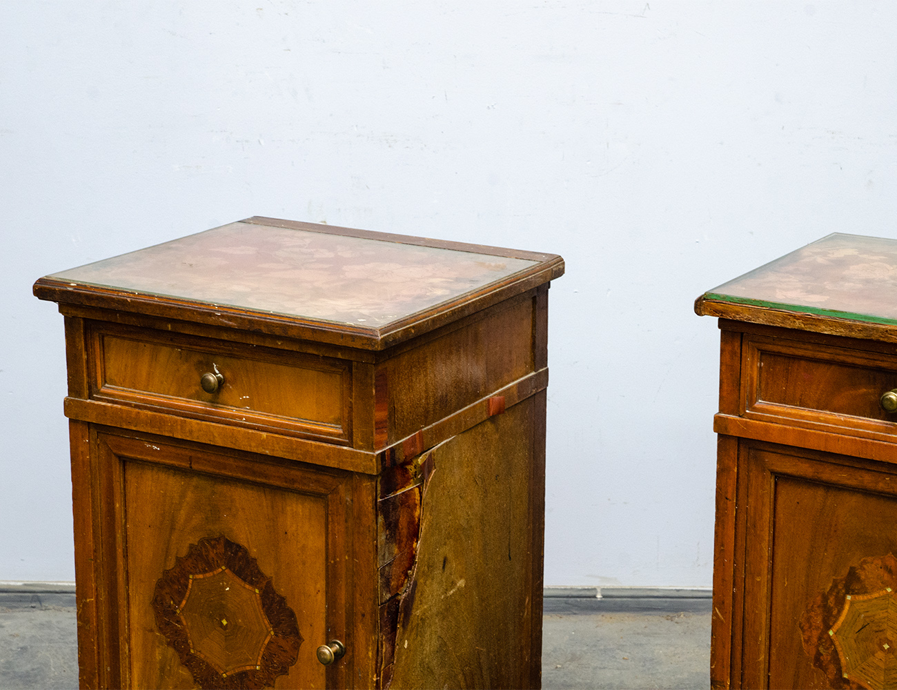 Старинные тумбы красного дерева