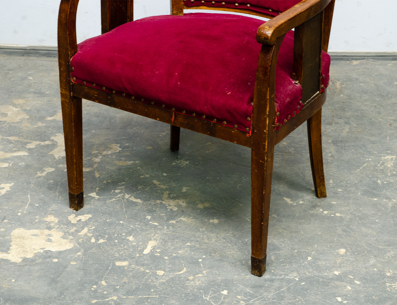 Антикварное кресло красного дерева