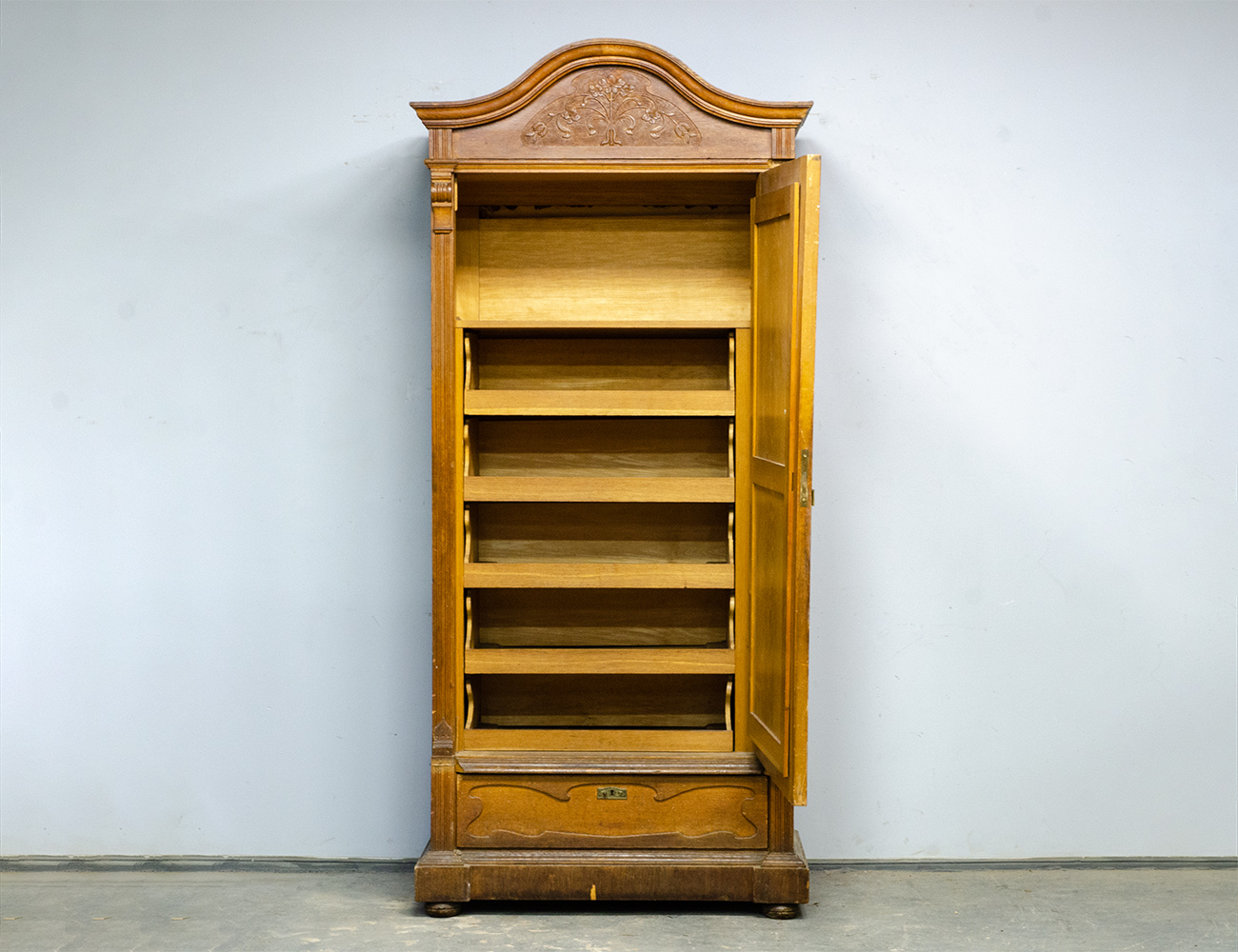 Антикварный бельевой шкаф, модерн