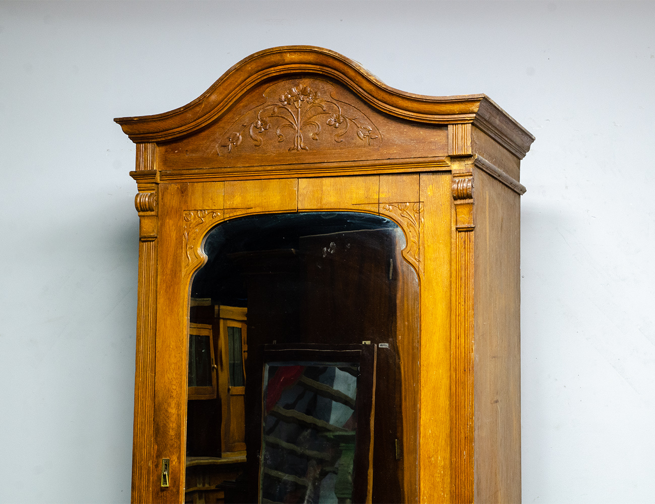 Антикварный бельевой шкаф, модерн