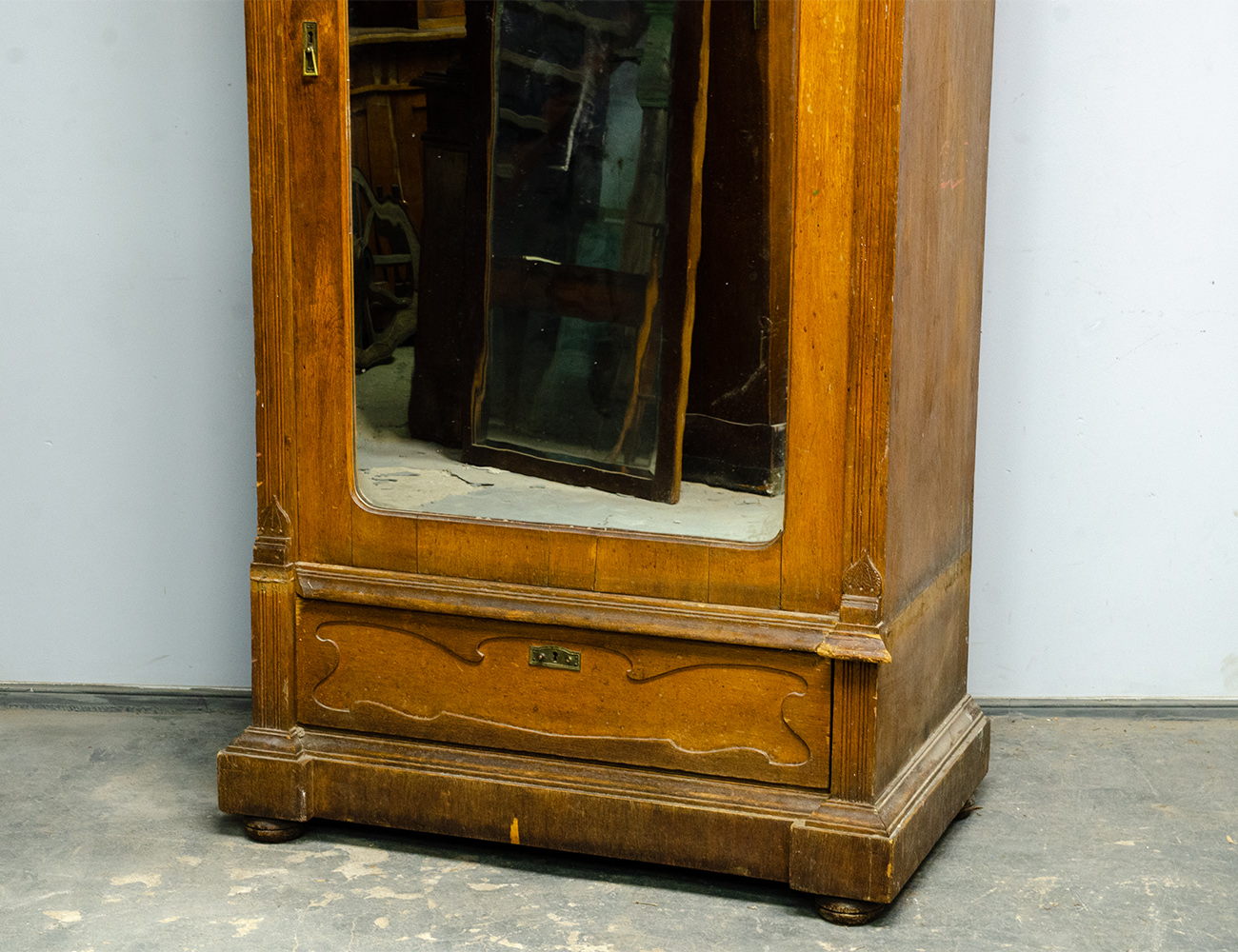 Антикварный бельевой шкаф, модерн