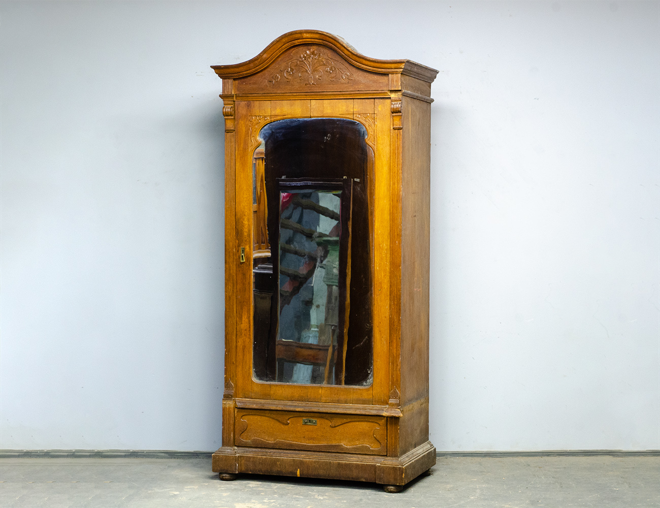 Антикварный бельевой шкаф, модерн