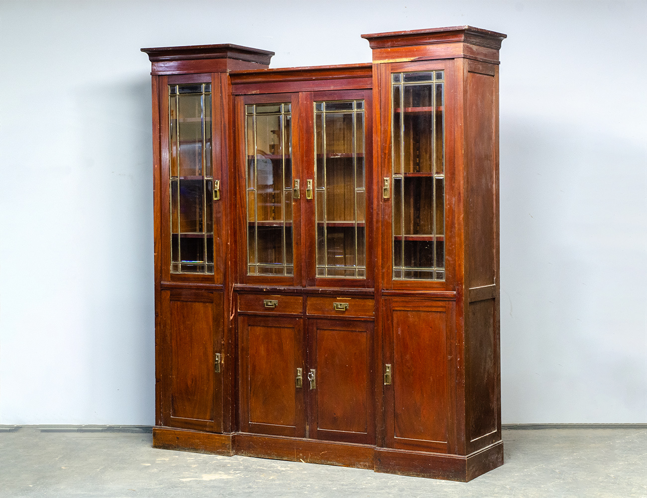 Старинный книжный шкаф красного дерева