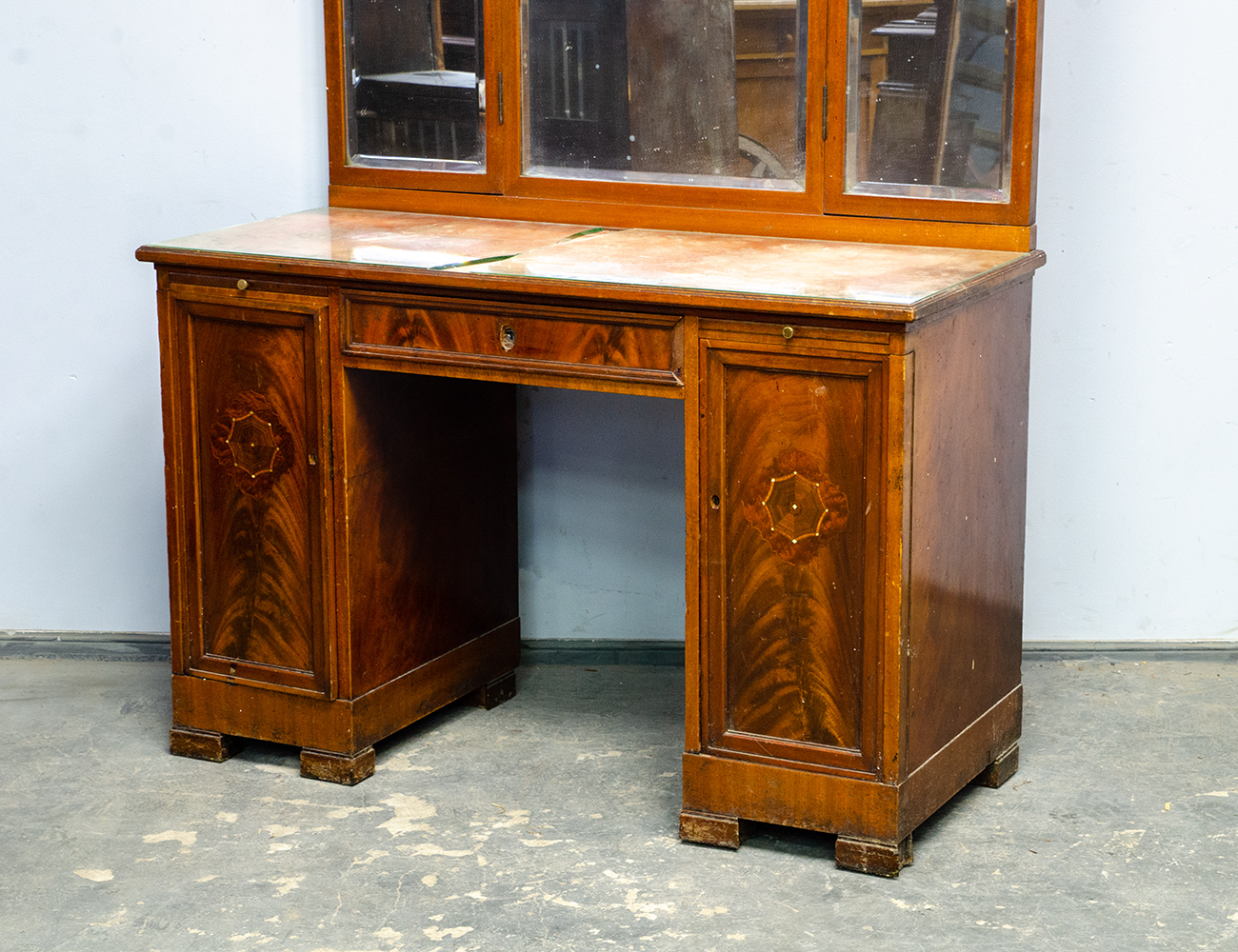 Старинный туалетный стол