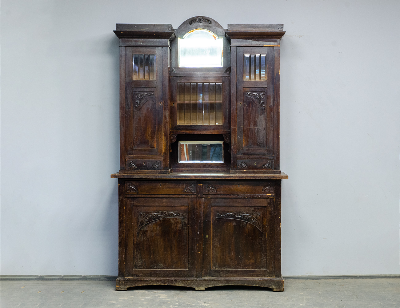 Дубовый буфет в стиле модерн