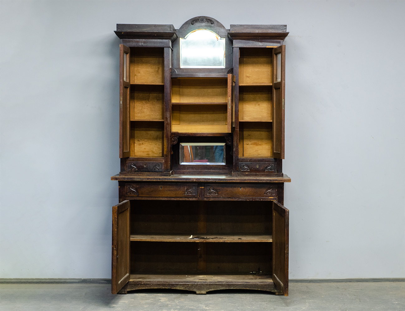 Дубовый буфет в стиле модерн