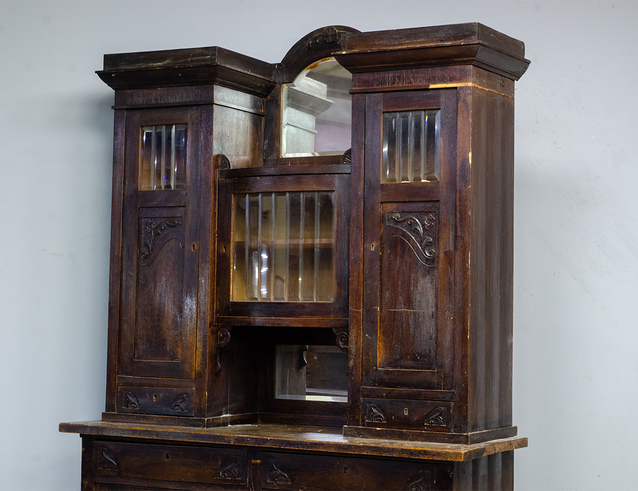 Дубовый буфет в стиле модерн